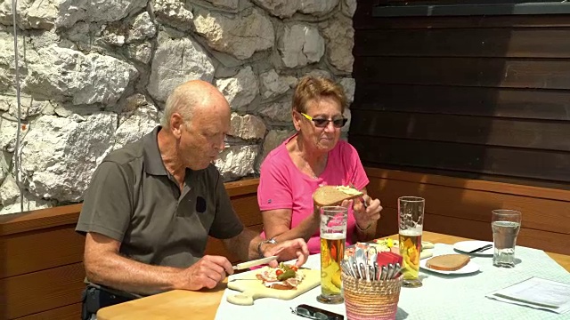 老年人的世界，夫妇享受小吃后远足视频素材