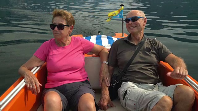 老年人的世界，非常幸福的夫妇在湖上的船视频素材