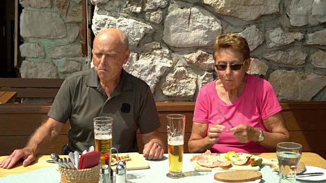 老年人挑战世界，在山间小屋吃午餐视频素材
