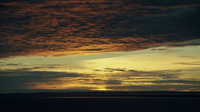 戏剧性的海洋日落天空视频素材