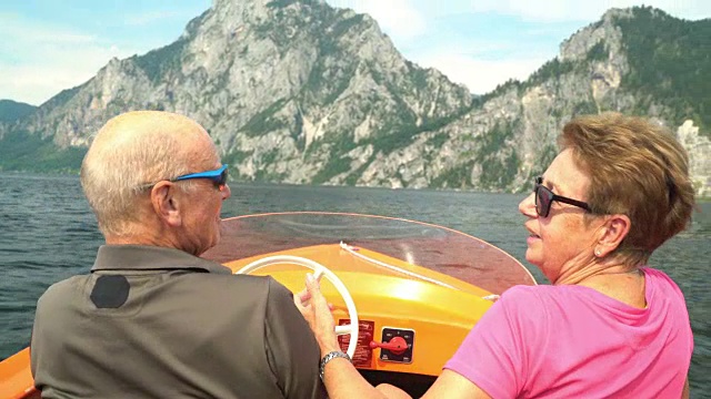 老年人在世界上，在山湖上乘船旅行视频素材