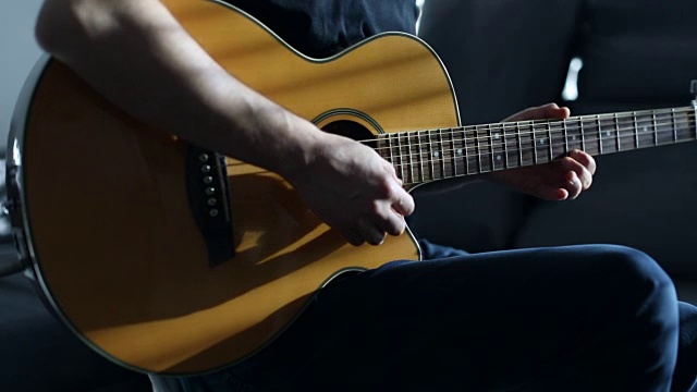 弹原声吉他的吉他手视频素材
