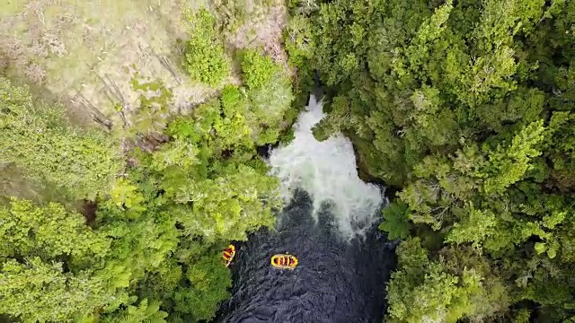 位于罗托鲁瓦的凯图纳河以漂流而闻名。漂流之旅包括最高的7米高的商业漂流瀑布。视频下载