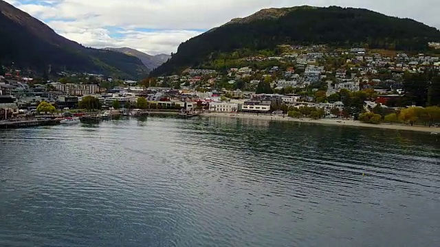 皇后镇的湖前港口瓦卡蒂普湖的景色。视频下载
