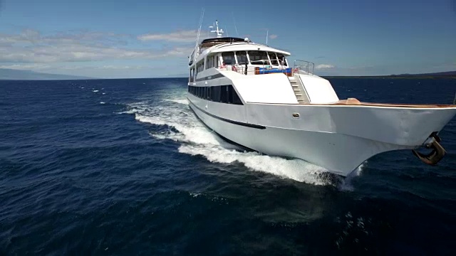 加拉帕戈斯群岛的船视频素材