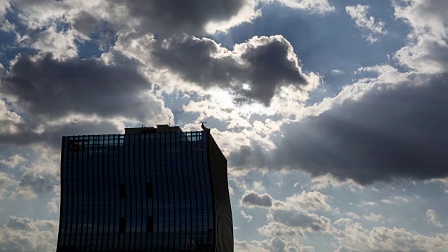 日落时分，GT塔(住宿)上方的云景鸟瞰图视频下载