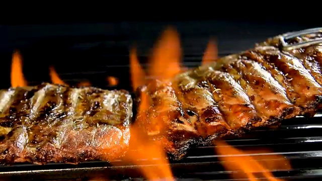 烤排骨/牛排在火上烤视频素材