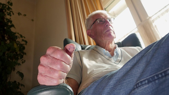 居家休闲:拇指古怪的老人视频素材