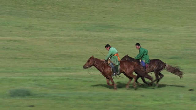蒙古:疾驰的马匹和骑手视频购买