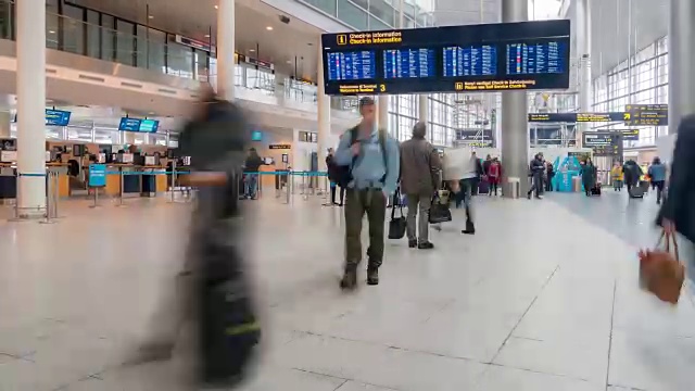 时光流逝的旅行者在丹麦哥本哈根机场出发大厅拥挤视频下载