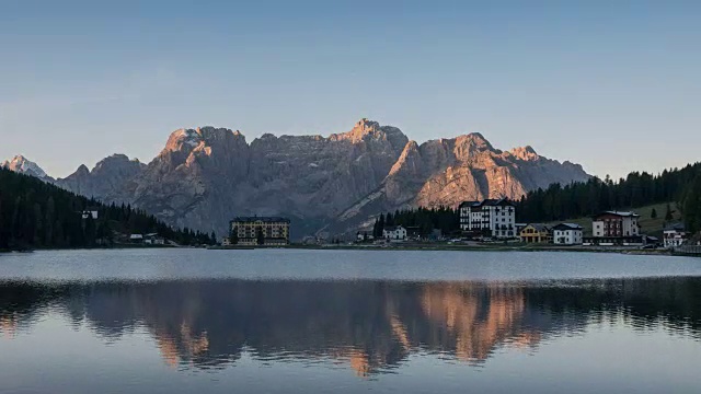 日出山上和倒影湖，米苏里纳湖，南蒂罗尔，意大利，欧洲阿尔卑斯山脉视频下载