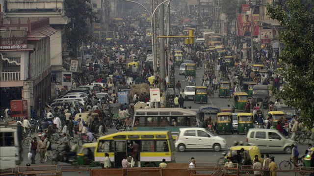 印度德里繁忙街道上的行人和车辆视频下载