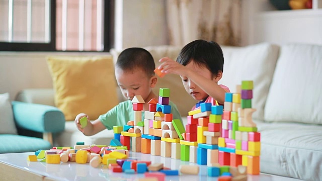 可爱的亚洲儿童玩积木视频下载