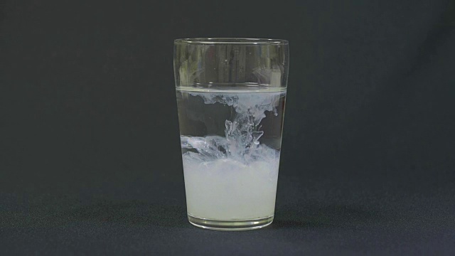 在钟诺谷，一滴牛奶掉进一杯水里视频下载