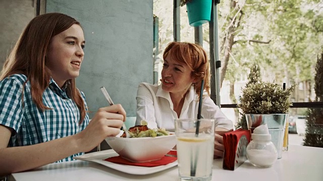 两个女人在吃午饭视频素材