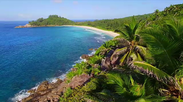 鸟瞰图:警察湾，Mahé岛，塞舌尔视频下载