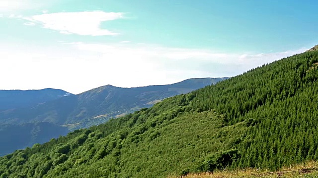 夏天的风景在山和浅蓝色的天空视频素材