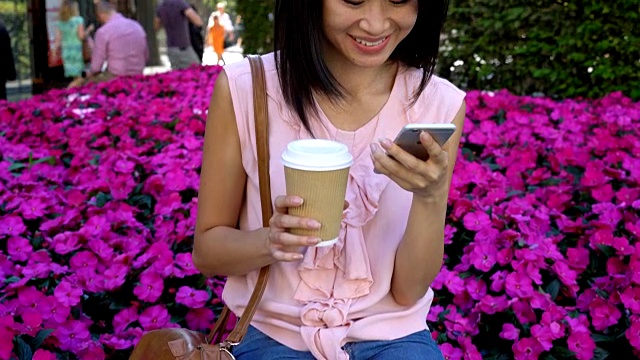 倾斜视图的亚洲女性聊天智能手机视频素材