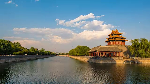 蓝天白云映衬下的紫禁城，中国北京。视频素材