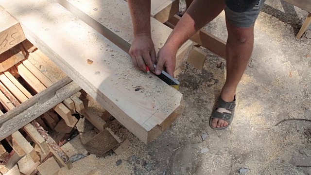 木匠在木梁上测量尺寸。视频素材