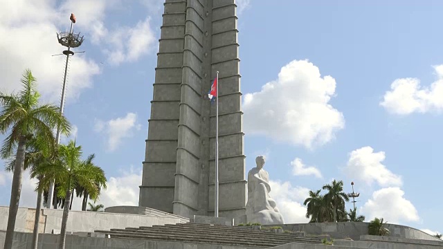 古巴哈瓦那:白天的革命广场和何塞·马蒂纪念馆。这个著名的地方是加勒比岛国首都的一个旅游景点视频下载