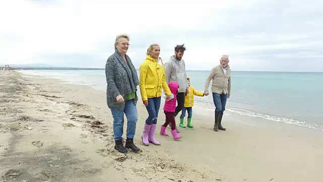 年轻的家庭在海滩上视频下载