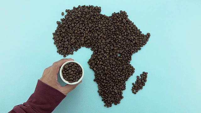 用烘培的咖啡豆和咖啡杯做成的非洲地图视频下载