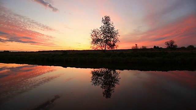 黎明时湖面上映出美丽的天空视频素材