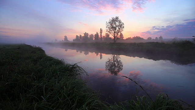 河上雾蒙蒙的黎明视频素材