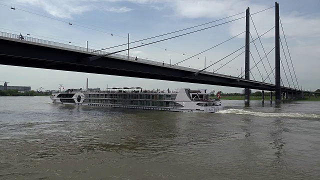 莱茵河和莱茵尼大桥，Düsseldorf，北莱茵河威斯特伐利亚，德国视频下载