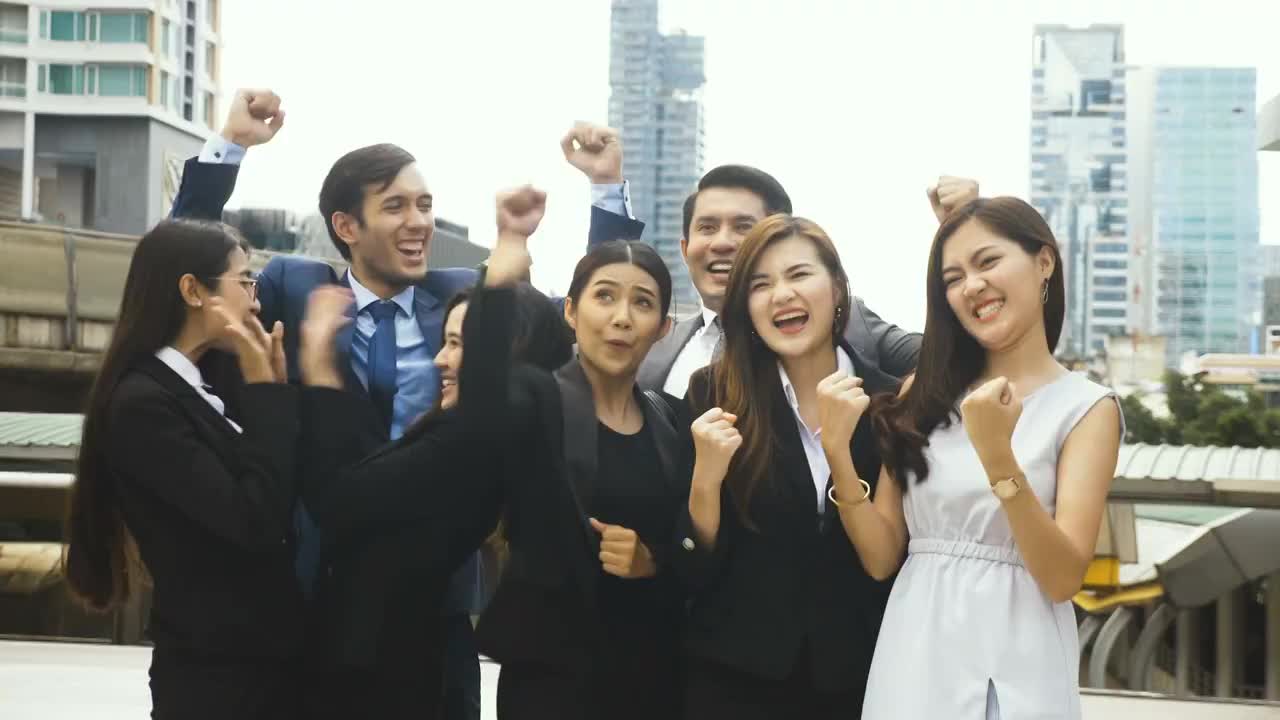 SLO MO集团的快乐和积极的商业人士庆祝视频下载