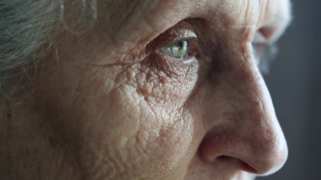一个老女人专注地望着别处的眼睛视频下载