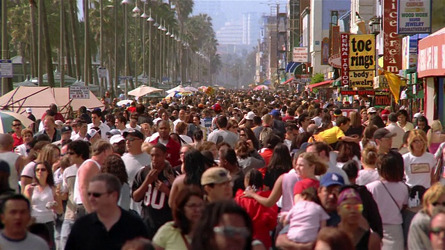 高角度广角拍摄人群走在散步在威尼斯海滩/威尼斯，洛杉矶，加州视频下载