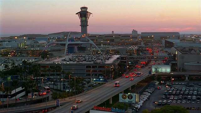 高角长镜头主题大楼，控制塔和交通在日落/洛杉矶视频下载