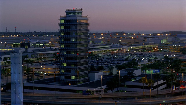 高角度长镜头黄昏洛杉矶国际机场/塔/主题建筑和控制塔视频下载