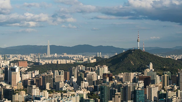 N首尔塔(首尔的地标)和塔周围地区的鸟瞰图视频素材