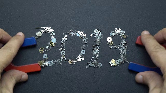 马蹄铁磁铁在人类手写文本2019与金属钟表在黑板上视频下载