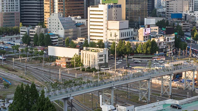 seoulo 7017(最近在高架路上建立的第一个步行路)位于中古的首尔站的西部视频素材