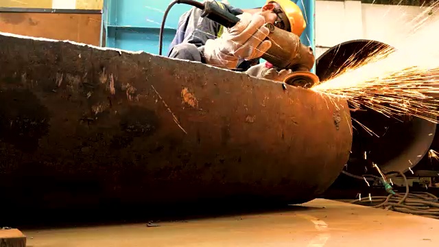 工人用磨床磨光金属表面视频素材
