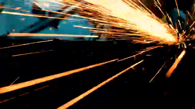 工厂工人在磨床上工作时产生的火花视频素材