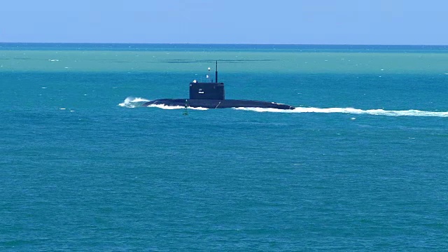 现代导弹潜艇在暴风雨的海洋中视频下载