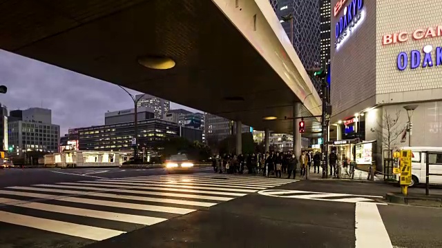 4K延时:日本东京新宿的行人在夜晚视频素材
