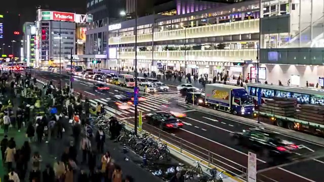 4K延时:日本东京新宿的行人在夜晚视频素材