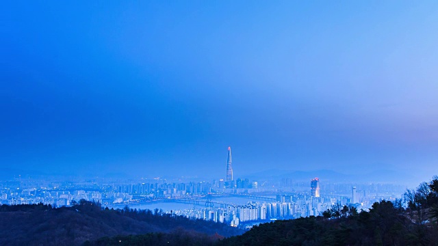 乐天世界大厦(韩国最高的建筑之一)日落时的烟花节视频素材