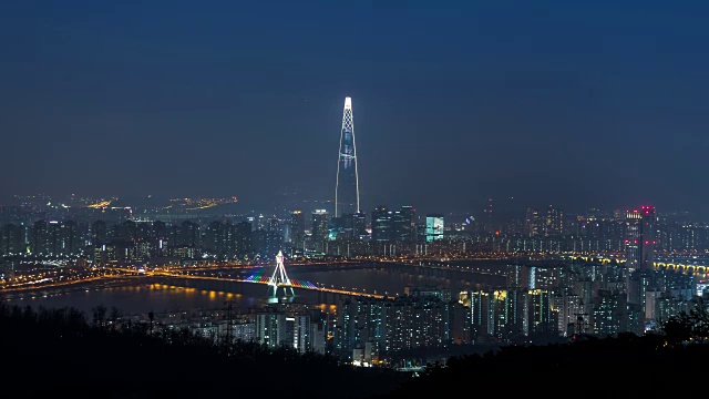 乐天世界大厦(韩国最高的建筑之一)日落时的烟花节视频素材