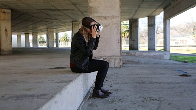 青少年玩虚拟现实眼镜视频素材