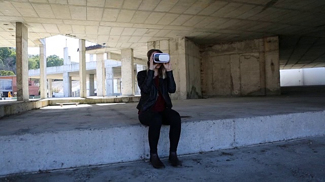 少女与虚拟现实视频素材