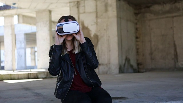 少女享受她的虚拟现实眼镜视频素材