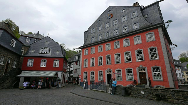 德国北莱茵威斯特伐利亚的艾菲尔蒙绍老城的红房子视频下载