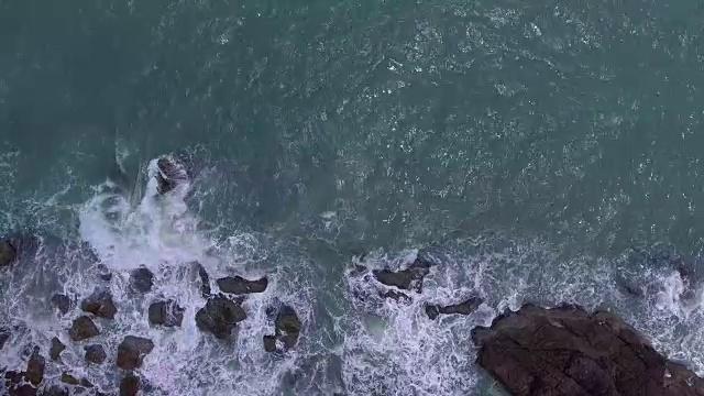 海浪撞击熔岩岩石视频素材